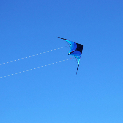 wolkenstuermer_lenkdrachen_flip_blau_strand_001