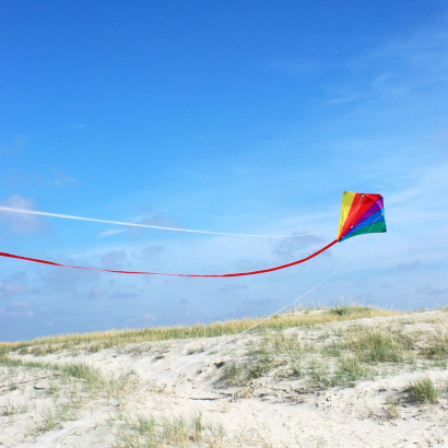 wolkenstuermer_lenkdrachen_racer_regenbogen_strand_001