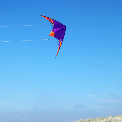 wolkenstuermer_lenkdrachen_skydart_lila_strand_001